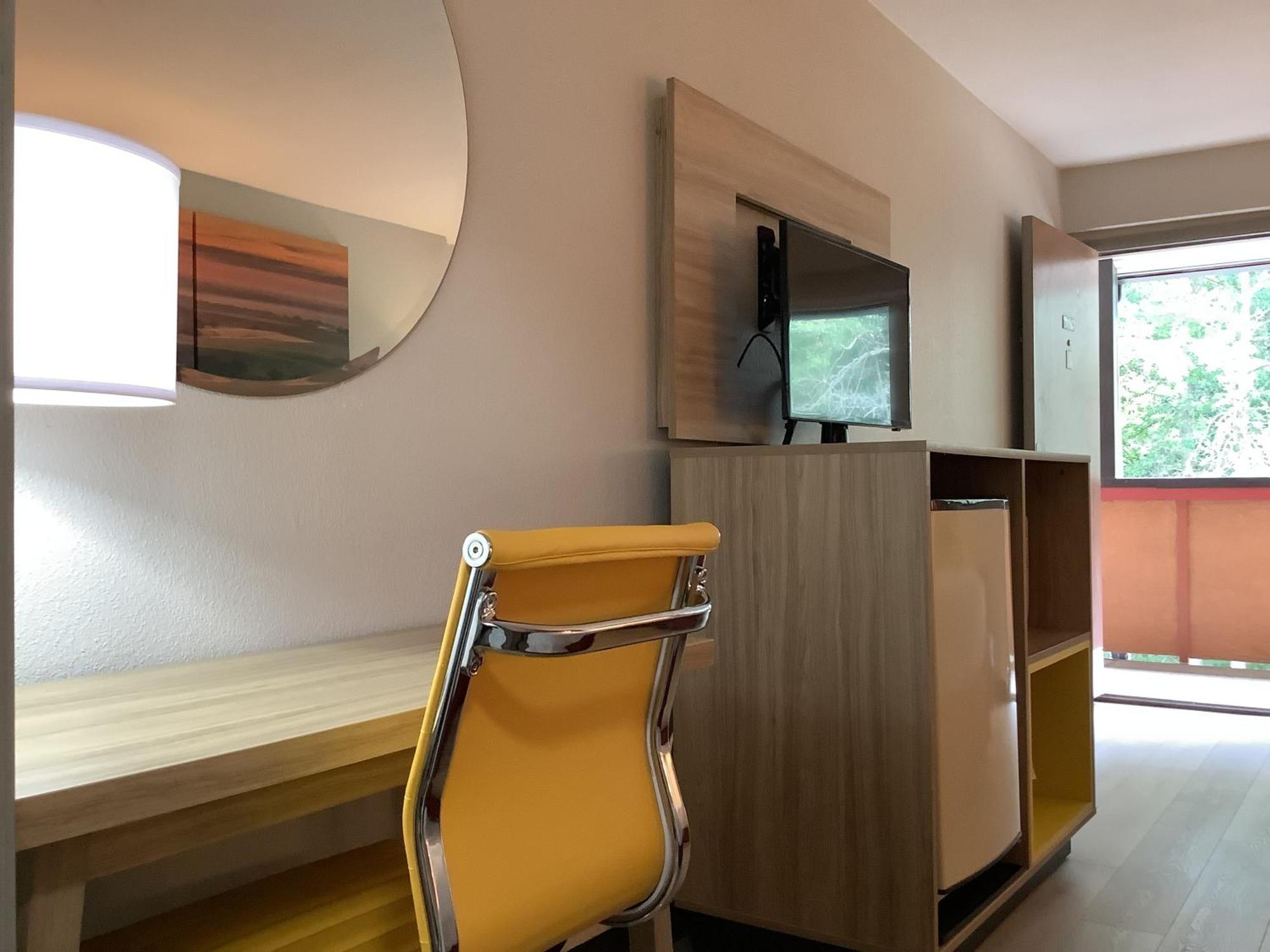 Days Inn By Wyndham Kingdom City Zewnętrze zdjęcie