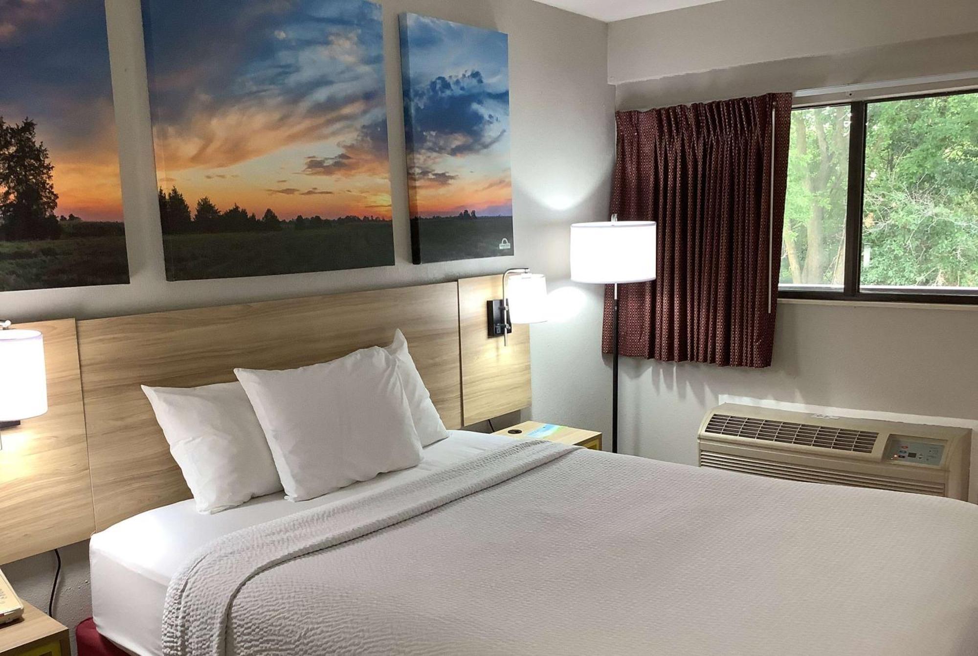 Days Inn By Wyndham Kingdom City Zewnętrze zdjęcie