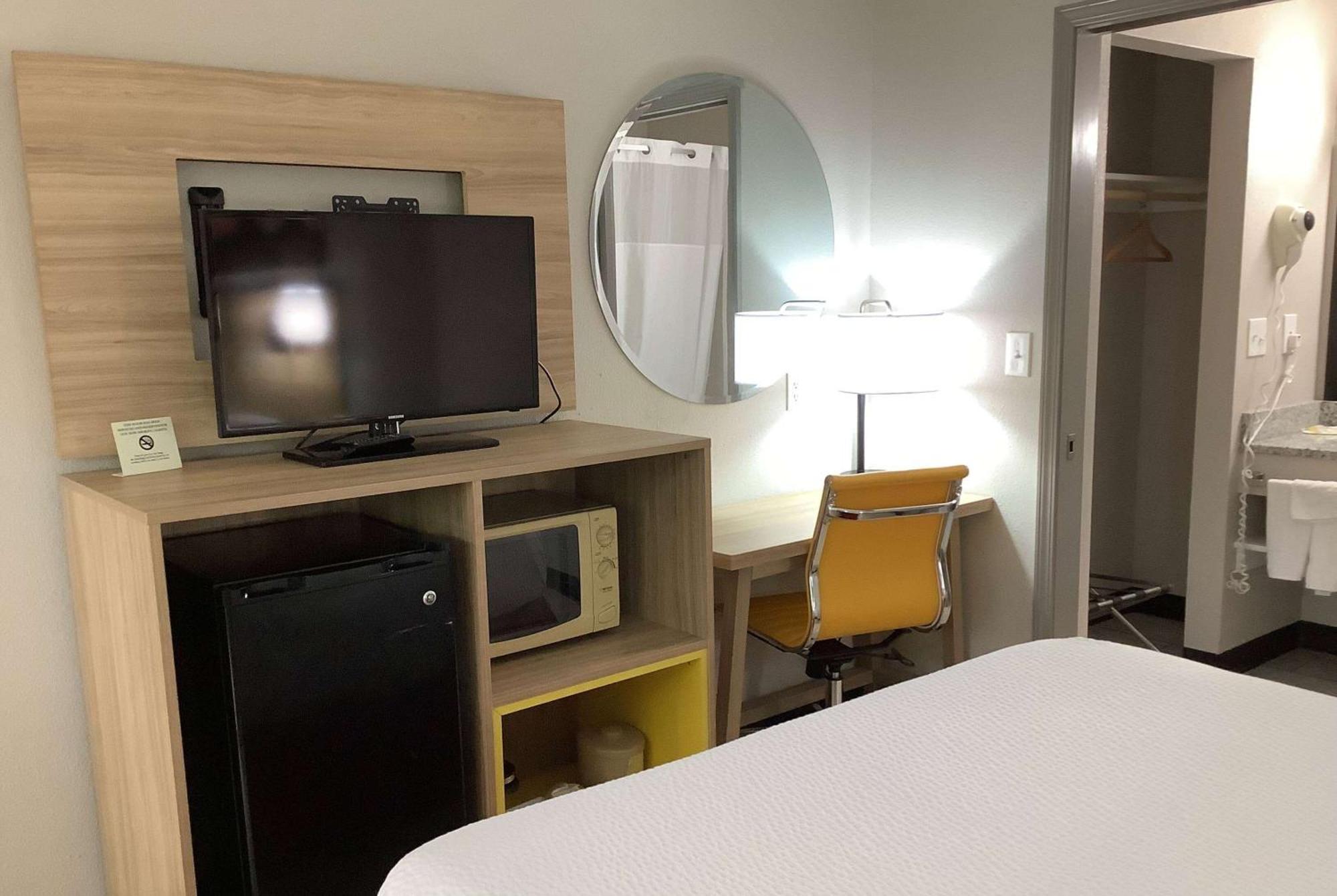 Days Inn By Wyndham Kingdom City Zewnętrze zdjęcie