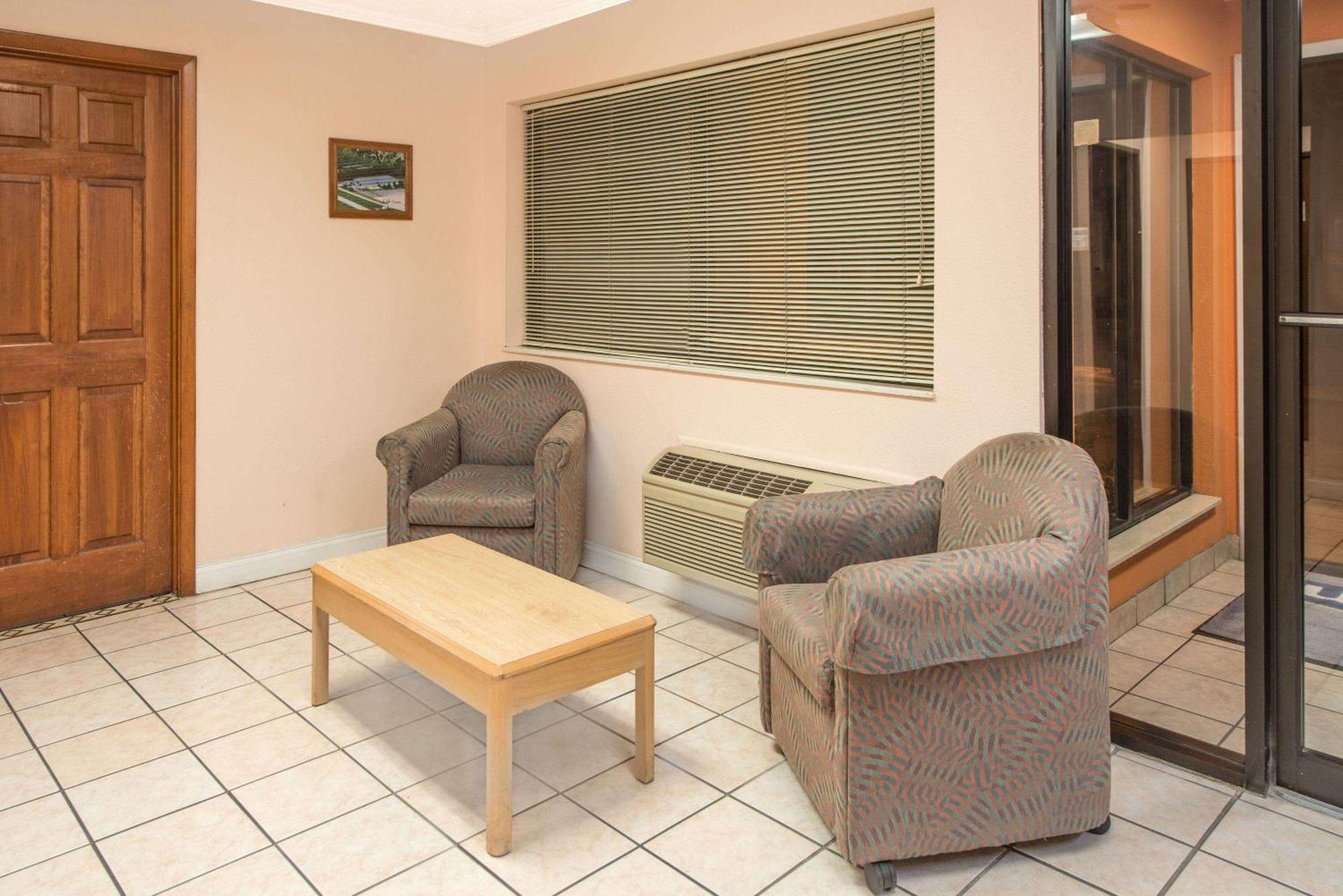 Days Inn By Wyndham Kingdom City Zewnętrze zdjęcie