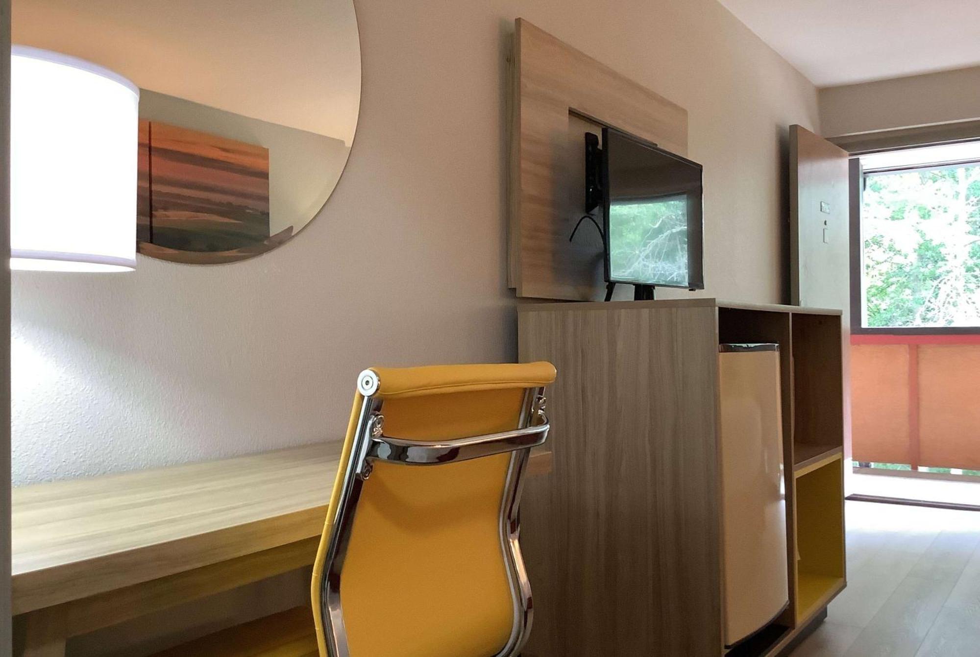 Days Inn By Wyndham Kingdom City Zewnętrze zdjęcie